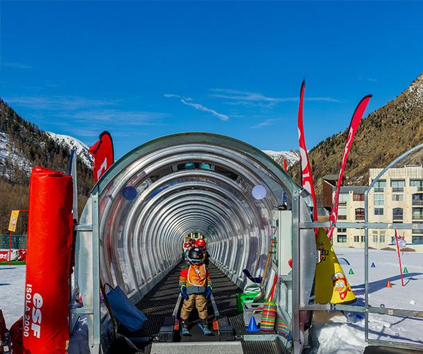 Tapis Cabri à Isola 2000 : FUNBELT® simplifie l'apprentissage du ski !